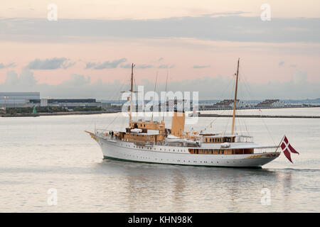 Sa Majesté danois Dannebrog Yacht dans le port de Copenhague Banque D'Images