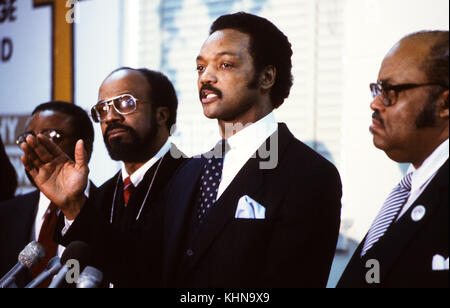 Jesse Jackson au cours de ses campagnes de 1984 offre de président des États-Unis. Le 3 novembre 1983, Jackson a annoncé sa campagne à la présidence des États-Unis aux élections de 1984, devenant le deuxième afro-américain à monter une campagne nationale pour le président. dans le parti démocratique primaires, Jackson, qui avait été radié par les experts comme un candidat marginal avec peu de chance de gagner l'investiture, a surpris plus d'un lorsqu'il a pris la troisième place derrière le sénateur Gary Hart et ancien vice-président Walter Mondale, qui a finalement remporté la mise en candidature. Banque D'Images