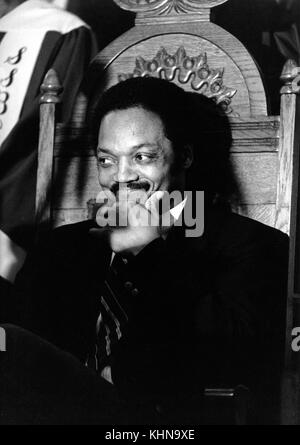 Jesse Jackson au cours de ses campagnes de 1984 offre de président des États-Unis. Le 3 novembre 1983, Jackson a annoncé sa campagne à la présidence des États-Unis aux élections de 1984, devenant le deuxième afro-américain à monter une campagne nationale pour le président. dans le parti démocratique primaires, Jackson, qui avait été radié par les experts comme un candidat marginal avec peu de chance de gagner l'investiture, a surpris plus d'un lorsqu'il a pris la troisième place derrière le sénateur Gary Hart et ancien vice-président Walter Mondale, qui a finalement remporté la mise en candidature. Banque D'Images