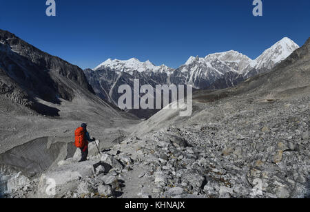 Magnifique paysage de montagnes de l'Annapurna, vu pendant la descente de la larkya la, manaslu trek circuit, Népal Banque D'Images