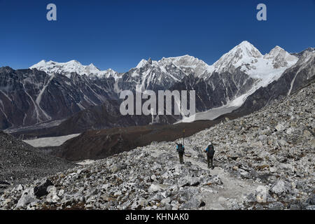 Magnifique paysage de montagnes de l'Annapurna, vu pendant la descente de la larkya la, manaslu trek circuit, Népal Banque D'Images