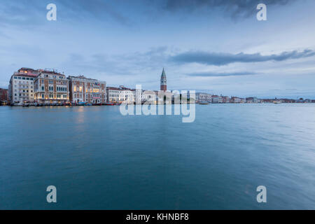 L'aube sur le Grand Canal en direction de la Place St Marc de Punta della Dogana, Venise, Dorsorduro Banque D'Images