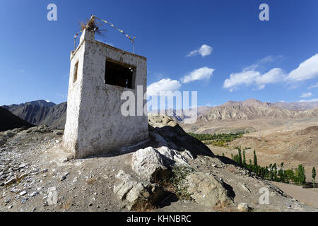 Bâtiment traditionnel en Alchi avec drapeaux de prière, le Ladakh, le Jammu-et-Cachemire, en Inde. Banque D'Images