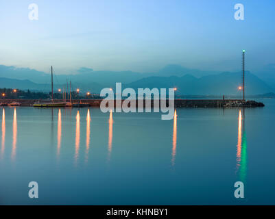 Le lac de Garde, vous détendre, coucher de soleil, nuages, belle, longue exposition, l'eau gelée, transparent, montagnes, Lombardie, sirmione, Desenzano, orange, rouge, couleur, Banque D'Images