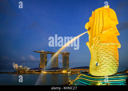 Le Merlion et Marina Bay Sands Hotel au coucher du soleil, Marina Bay, Singapour Banque D'Images