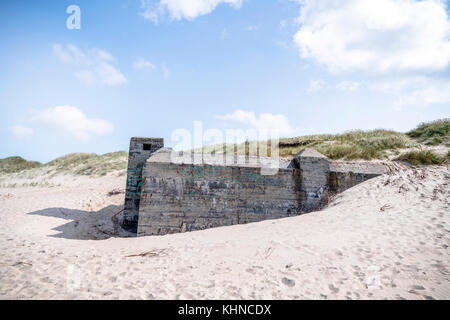 Bunker allemand de la seconde guerre mondiale sur un danois à la plage en été Banque D'Images