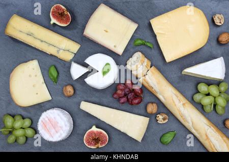 Plateau de fromages camembert pain suisse plaque ardoise haut Vue de dessus Banque D'Images