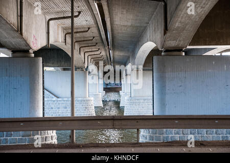 Vue de dessous de ce pont en béton Banque D'Images