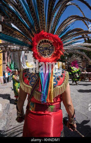 Mars 4,2016, San Miguel de Allende, Mexique : femme autochtone portant des costumes traditionnels colorés au niveau de la haute de la conquista célébration Banque D'Images