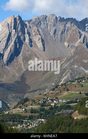 Ville de etroubles, Italie. vue pittoresque sur les Alpes Pennines, à grande roche Banque D'Images