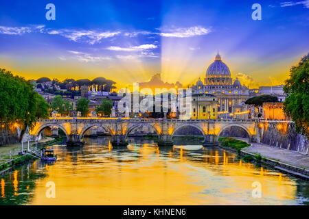 Vue du coucher de soleil du Vatican avec des ponts sur le Tibre, Rome, Italie Banque D'Images