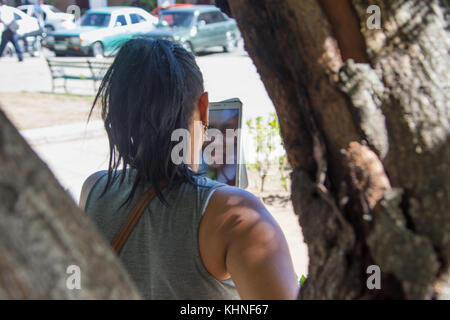 En utilisant l'internet wifi à Cienfuegos, Cuba Banque D'Images