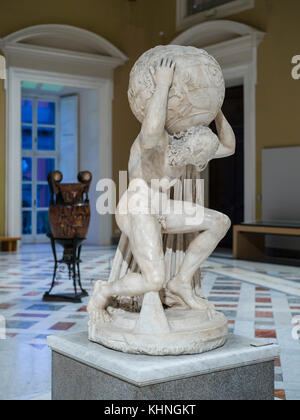 Naples. L'Italie. Atlas Farnèse sculpture, 2ème siècle A.D. Museo Archeologico Nazionale di Napoli. Musée Archéologique National de Naples. Banque D'Images