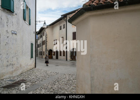 Vue sur les rues de la vieille ville de Venzone, Friuli, Italie Banque D'Images