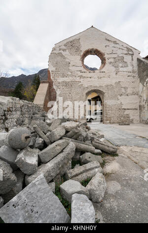 Ancienne église Saint-Jean-Baptiste du XIVe siècle perchée à Venzone, Friuli, Italie Banque D'Images