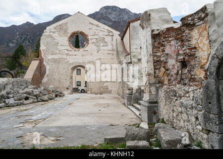 Ancienne église Saint-Jean-Baptiste du XIVe siècle perchée à Venzone, Friuli, Italie Banque D'Images