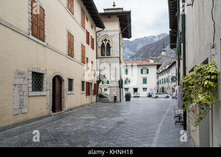 Vue sur les rues de la vieille ville de Venzone, Friuli, Italie Banque D'Images