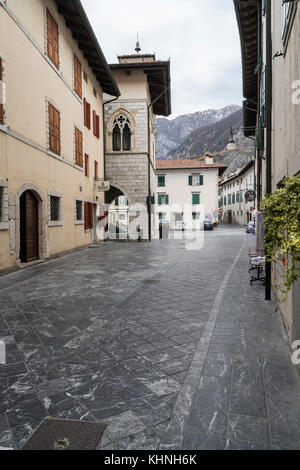 Vue sur les rues de la vieille ville de Venzone, Friuli, Italie Banque D'Images