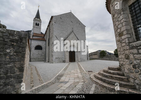 Vue sur la façade extérieure de l'église de Sant'Andrea apôtre à Venzone, Friuli, Italie Banque D'Images