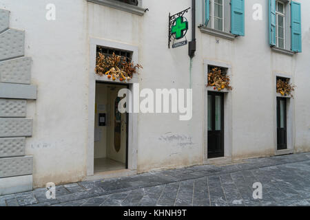 Décorations florales sur les maisons dans le centre de Venzone, Friuli, Italie Banque D'Images