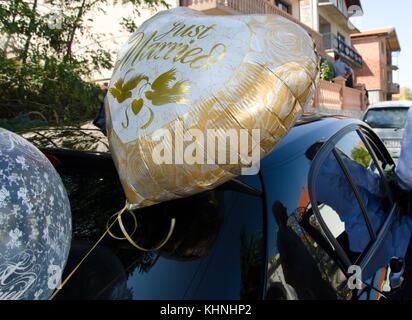 Grand ballon en forme coeur juste marié comme décoration sur location Banque D'Images
