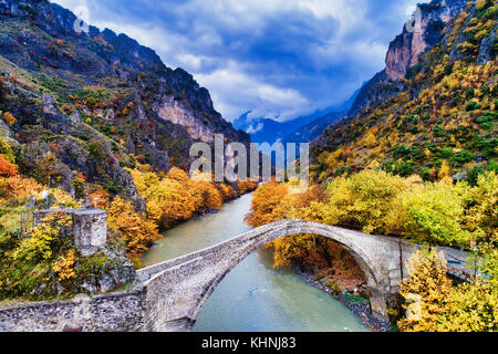 Vue aérienne du pont de Kónitsa et la rivière Aoos une journée d'automne, Grèce Banque D'Images