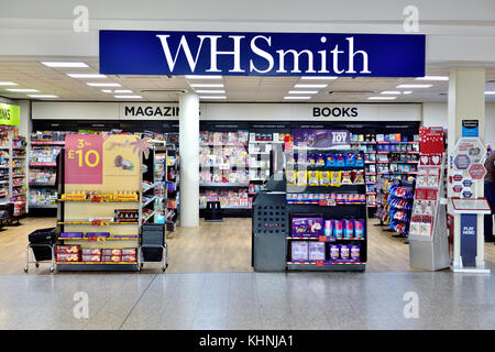 WH Smith marchands store avec sign in airport Banque D'Images