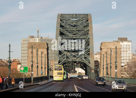 Sur le Tyne Bridge Road, Newcastle upon Tyne, England, UK Banque D'Images