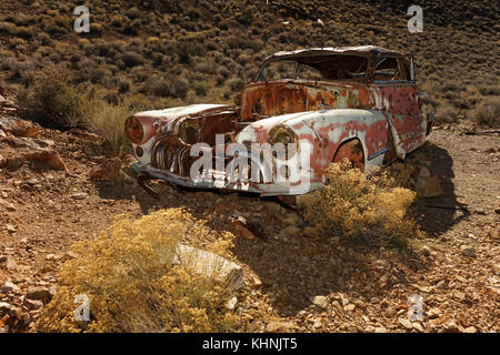 En voiture rouillée abandonnée la Death Valley en Californie Banque D'Images