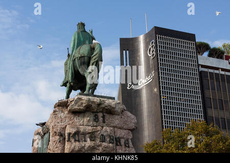 Credito balear Banque (Banco de Credito balear) et Jacques d'aragon (Jacques i le conquérant) statue sur la plaza Banque D'Images