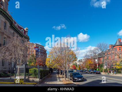 Embassy Row près de l'ambassade d'Indonésie (premier plan à gauche), Massachusetts Avenue, Washington DC, USA Banque D'Images
