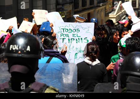 Des manifestants à La Paz le jour suivant la police bolivienne violemment envahi le camp de la VIII Mars dans la défense de la TIPNIS à Chaparina, Bolivie Banque D'Images