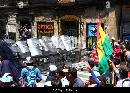 Des manifestants à La Paz 3 jours après la police bolivienne violemment envahi le camp de la VIII Mars dans la défense de la TIPNIS à Chaparina, Bolivie Banque D'Images