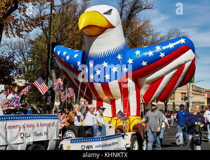 Prescott, Arizona, USA - 11 novembre 2017 : arizona public service flotteur dans la parade de la fête des anciens combattants Banque D'Images