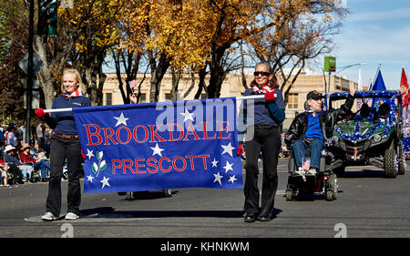 Prescott, Arizona, États-Unis - 11 novembre 2017 : défilé de vie assistée par les aînés de Brookdale lors du défilé de la Journée des anciens combattants Banque D'Images