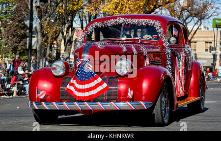 Prescott, Arizona, États-Unis - 11 novembre 2017 : Prescott car club chevauchant des voitures anciennes dans le défilé des vétérans Banque D'Images