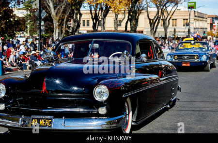 Prescott, Arizona, États-Unis - 11 novembre 2017 : Prescott car club chevauchant des voitures anciennes dans le défilé des vétérans Banque D'Images