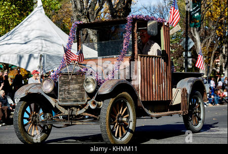 Prescott, Arizona, Etats-Unis - novembre 11, 2017:Ford modèle T de Prescott club équitation de voitures anciennes dans le défilé des anciens combattants Banque D'Images