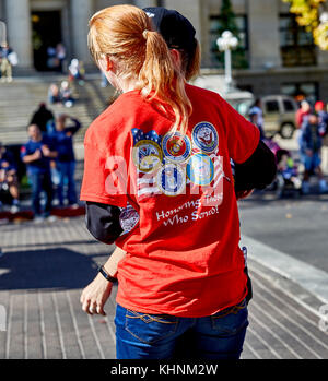 Prescott, Arizona, USA - 11 novembre 2017 : retour d'un tee-shirt rouge femme qui rend hommage à tous les anciens combattants. Banque D'Images