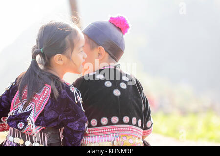 Beau garçon et fille jouant à l'extérieur tout en se posant le port de vêtements ethniques de la tribu Hmong, peuple autochtone de la Thaïlande. Banque D'Images