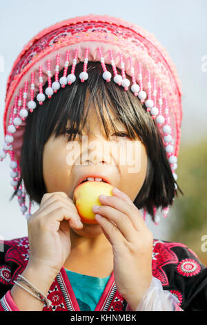 Habillé traditionnellement non identifiés les hmong hill tribe jeune fille à Chiangmai, Thaïlande. Banque D'Images