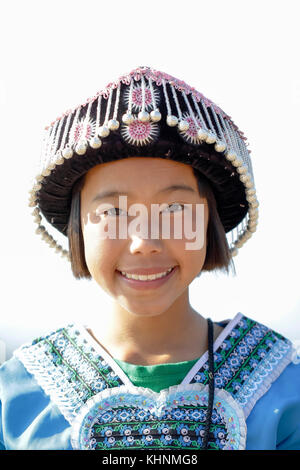 Habillé traditionnellement non identifiés les hmong hill tribe jeune fille à Chiangmai, Thaïlande. Banque D'Images