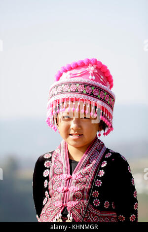 Habillé traditionnellement non identifiés les hmong hill tribe jeune fille à Chiangmai, Thaïlande. Banque D'Images