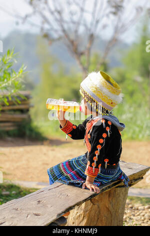 Habillé traditionnellement non identifiés les hmong hill tribe jeune fille à Chiangmai, Thaïlande. Banque D'Images