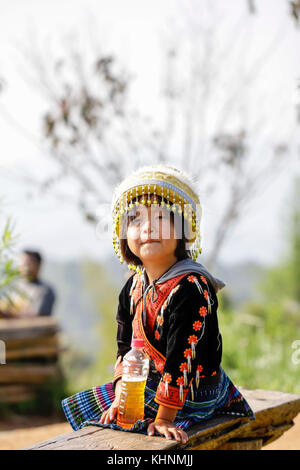 Habillé traditionnellement non identifiés les hmong hill tribe jeune fille à Chiangmai, Thaïlande. Banque D'Images