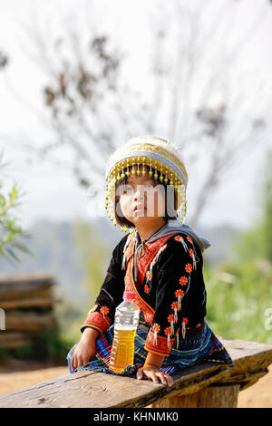 Habillé traditionnellement non identifiés les hmong hill tribe jeune fille à Chiangmai, Thaïlande. Banque D'Images