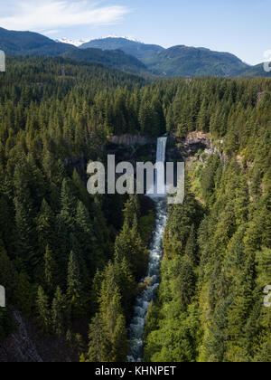 Vue aérienne d'une belle cascade dans un canyon (Brandywine Falls). prises près de Whistler et de Squamish, au nord de Vancouver, BC, Canada. Banque D'Images