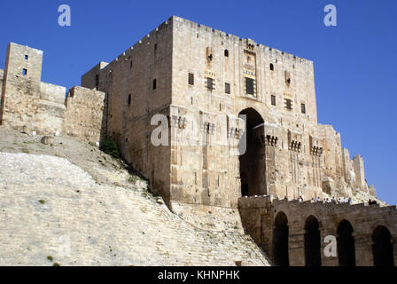 Gate tower et de la citadelle d'Alep, en Syrie Banque D'Images