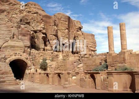 Scène rock au théâtre romain à Petra, Jordanie Banque D'Images