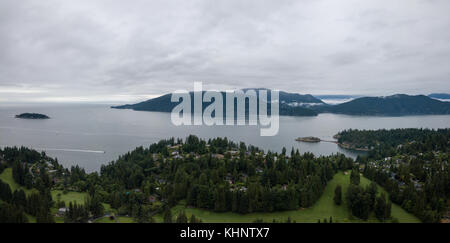 Vue aérienne de la baie Horseshoe surplombant la baie Howe à Vancouver, Colombie-Britannique, Canada. Banque D'Images